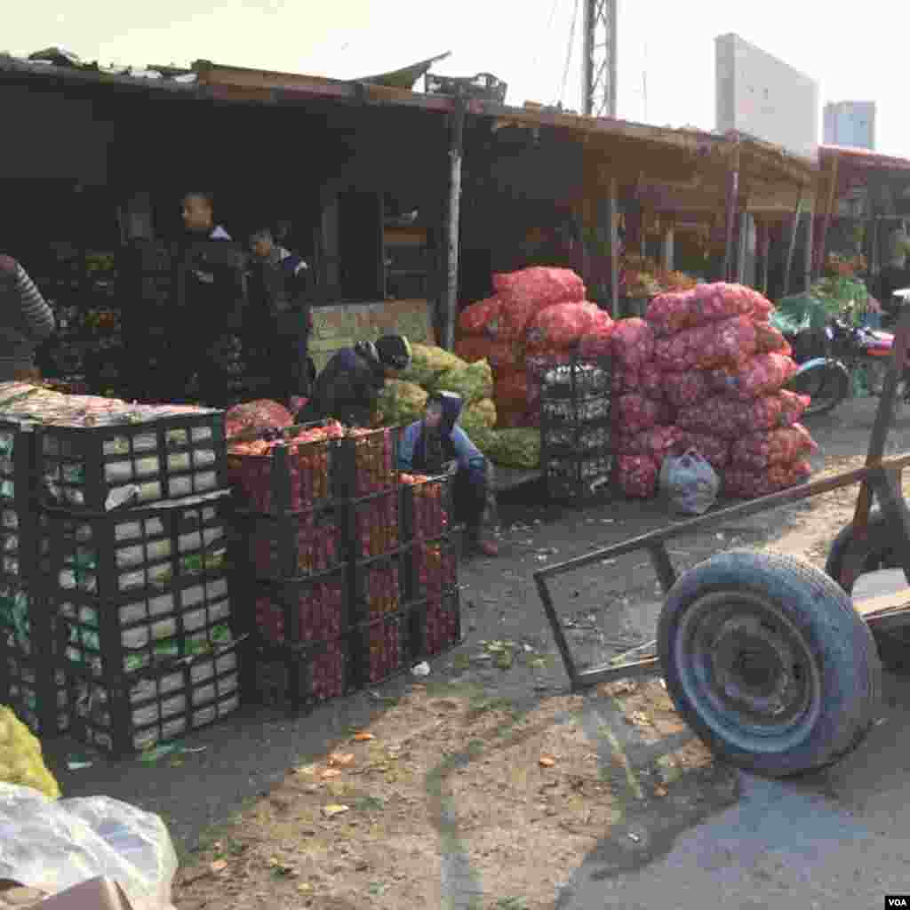 Suasana di pasar di kota Qayyarah, sebelah selatan Mosul, Desember 2016. (VOA/Kawa Omar)