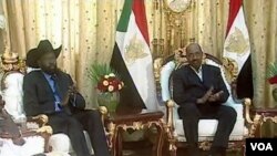 El presidente de Sudán, Omar Hassan al-Bashir (d), y el general Salva Kiir, líder del sur de Sudán (i), en Jartum.