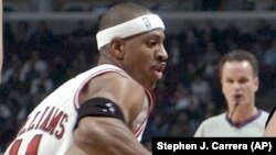 Jérôme Williams (11) de Chicago Bulls au cours d’un match de basketball à Chicago, 20 février 2004. 