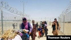 عبور مردم از مرز بین پاکستان و افغانستان