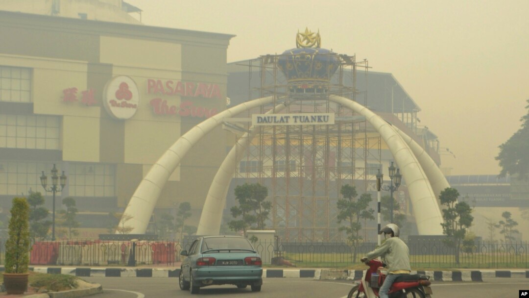 Kabut asap tebal akibat pembakaran lahan kota Muar, bagian barat laut Johor, Malaysia (22/6). 