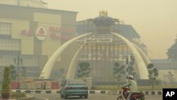 Kabut asap tebal akibat pembakaran lahan kota Muar, bagian barat laut Johor, Malaysia (22/6). 