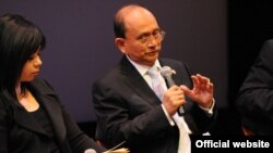 မြန်မာသမ္မတ ဦးသိန်းစိန် နယူးယောက် အာရှ လူ့အဖွဲ့အစည်း တွင် ဆွေးနွေးပွဲ ပြုလုပ်စဉ် Sept. 27, 2012. (Kenji Takigami/Asia Society)