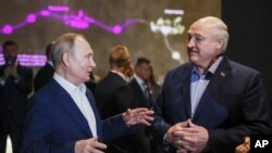 Presiden Rusia Vladimir Putin (kiri) dan Presiden Belarus Alexander Lukashenko menunjungi Museum Angkatan Laut di Kronstadt, St, Petersburgm Rusia, pada 23 Juli 2023. (Foto: Alexander Demianchuk, Sputnik, Kremlin Pool Photo via AP)