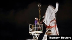Crew members remove Christopher Columbus statue in Chicago, July 24, 2020.