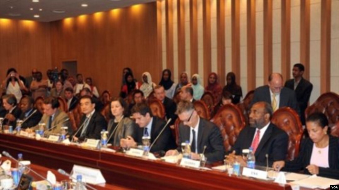 Menteri Luar Negeri Sudan Ali Ahmad Karti (kedua dari kanan) di Khartoum. Karti mengunjungi Washington dan bertemu dengan Menlu Hillary Clinton.