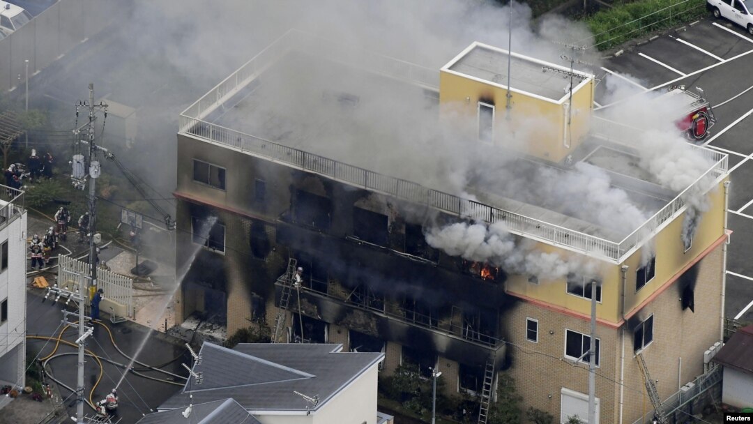 Petugas pemadam kebakaran berjuang melawan kebakaran di lokasi di mana seorang lelaki menyalakan api setelah menyemprotkan cairan ke studio tiga lantai Kyoto Animation Co. di Kyoto, Jepang barat, 18 Juli 2019. (Foto: Kyodo/via REUTERS)