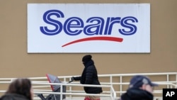 Con este anuncio, Sears podrá mantener abiertas las aproximadamente 400 tiendas que quedan, lo que significaría que decenas de miles de empleos están a salvo por ahora.
