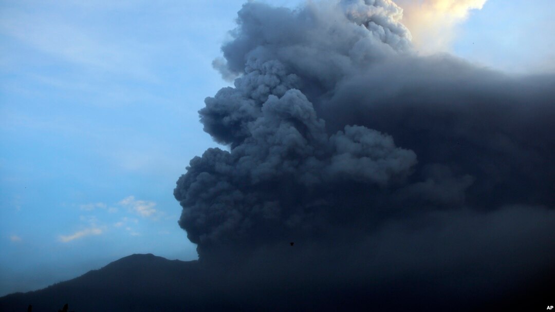 Gunung Agung di Bali terus menyemburkan kepulan abu dan asap (26/11). 