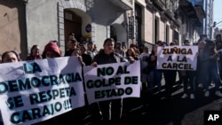 Simpatizantes del presidente Luis Arce sostienen pancartas durante una manifestación en La Paz, Bolivia, el viernes 28 de junio de 2024, dos días después de que tropas del Ejército irrumpieran en el palacio de gobierno en lo que el presidente Luis Arce llamó un intento de golpe.