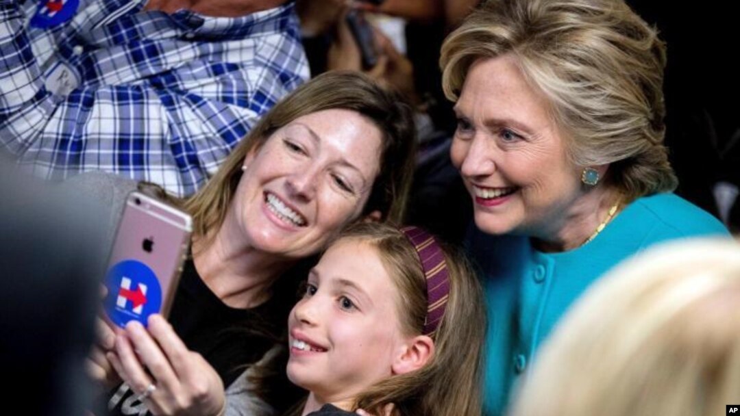 Capres Partai Demokrat Hillary Clinton berfoto selfie bersama pendukungnya dalam sebuah acara kampanye (foto: dok).