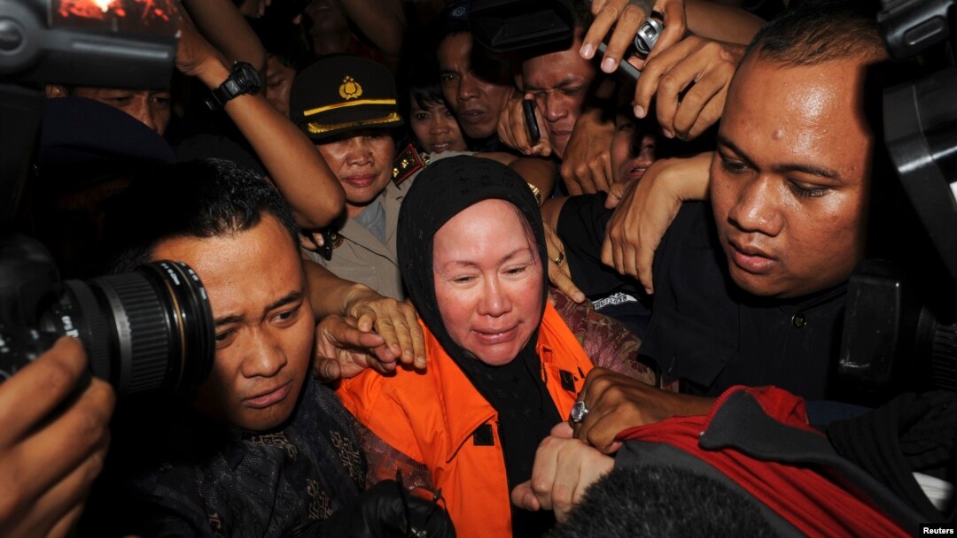 Gubernur Banten Ratu Atut Chosiyah (tengah), memakai rompi oranye KPK, saat ditangkap KPK di Jakarta, 10 Desember 2013. 