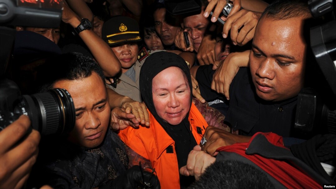 Gubernur Banten Ratu Atut Chosiyah saat ditangkap KPK, Desember 2013.