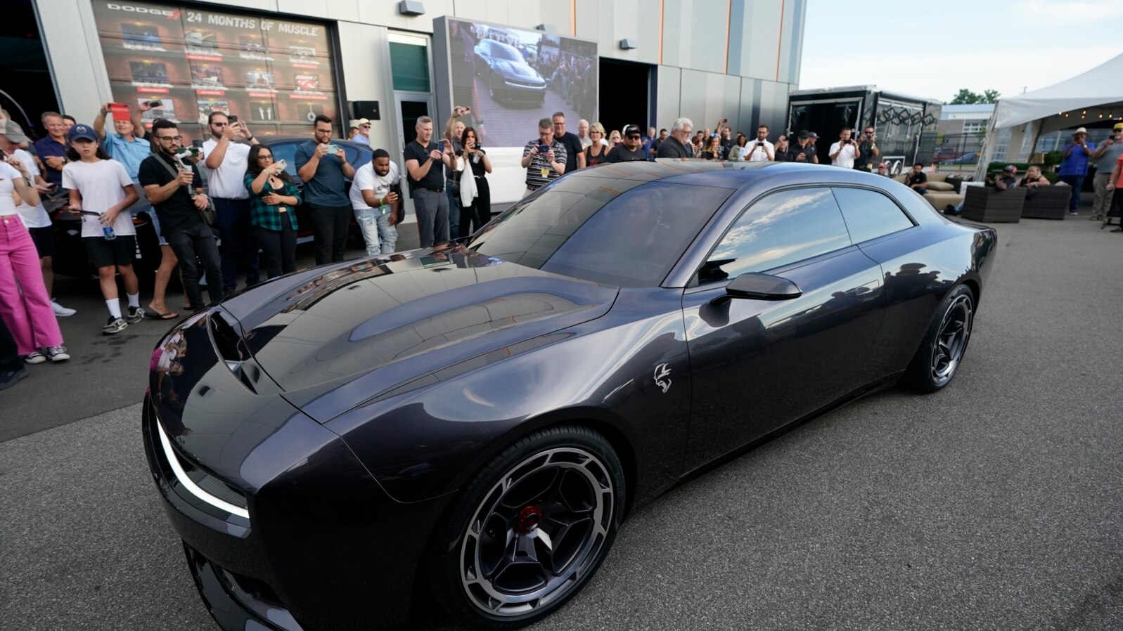 ARHIVA - Električni model Dodž Čardžer predstavljen je uu Pontijaku u Mičigen 17. avgusta 2022. (Foto: (AP/Carlos Osorio)