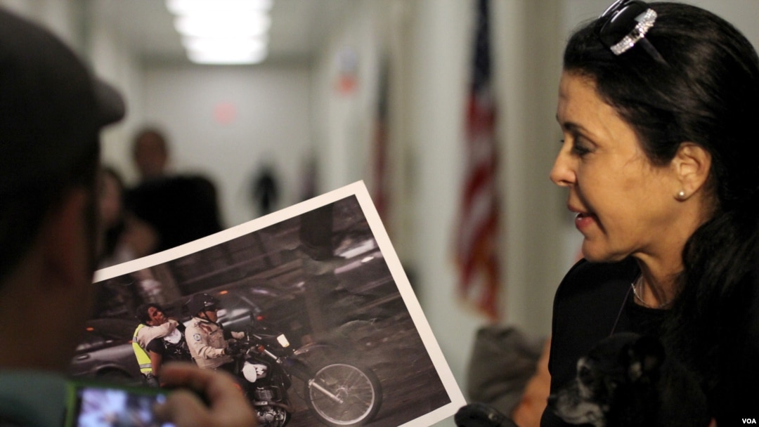 La actriz venezolana María Conchita Alonso protagoniza la comedia "¡He matado a mi marido!". En la gráfica, MCA en su rol de activista al salir de una audiencia sobre Venezuela en el Congreso estadounidense, en 2014. Foto: Flavio Villacorta, VOA.