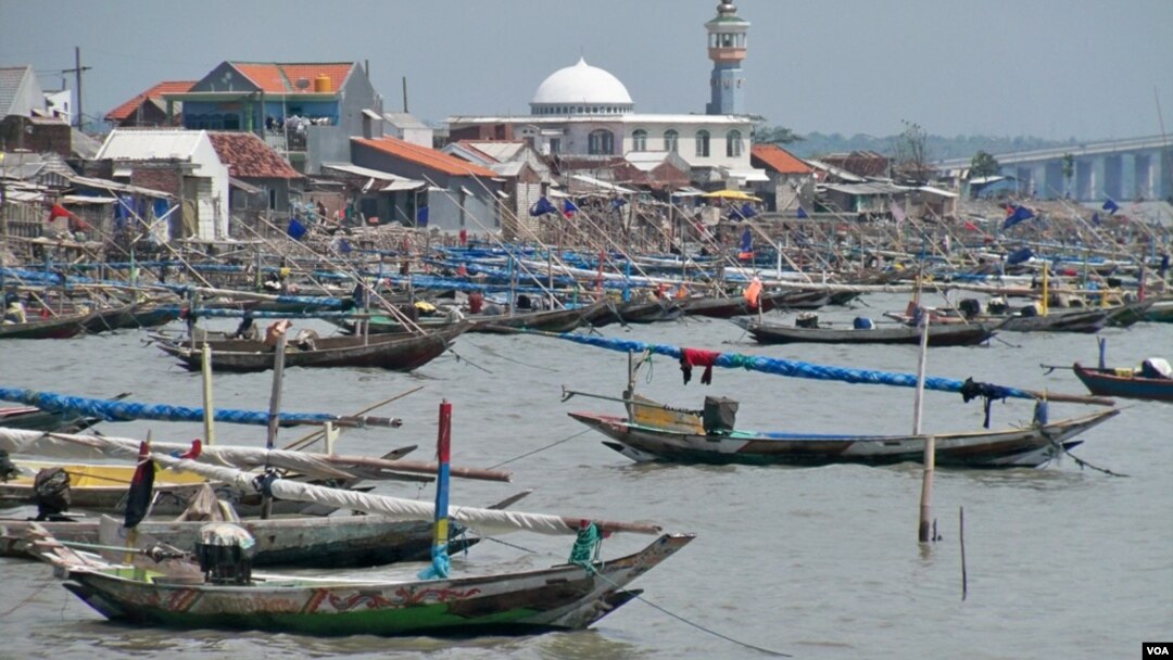 Kampung nelayan di Nambangan, Surabaya, yang terkena dampak buruk pengerukan pasir laut. (VOA/Petrus Riski)
