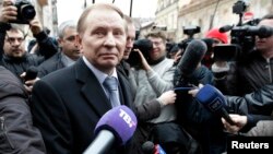 FILE - Ukrainian ex-president Leonid Kuchma, surrounded by journalists, in Kyiv.