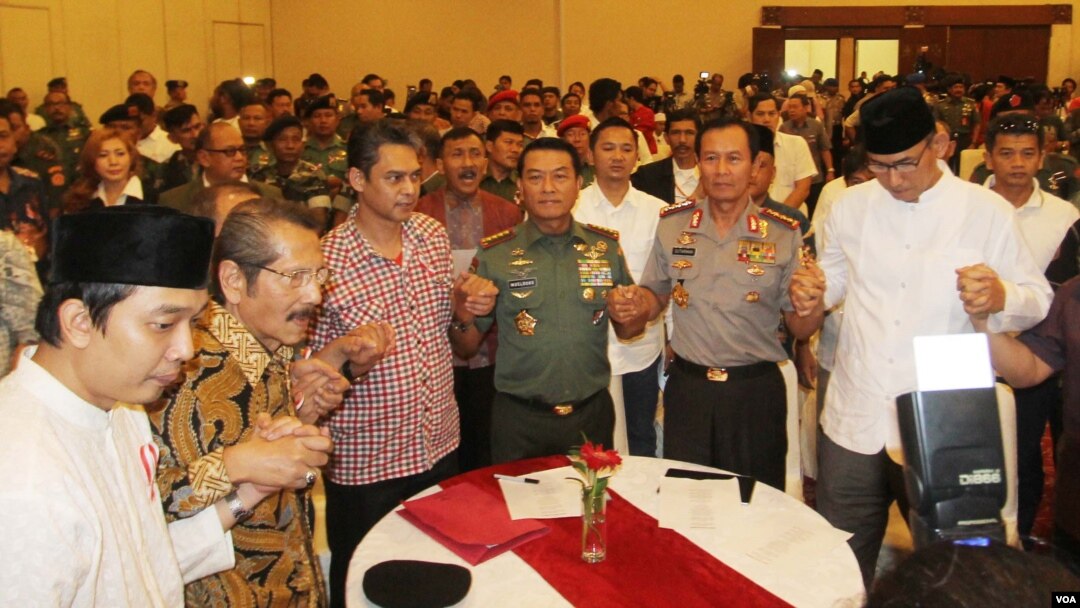 Relawan Prabowo-Hatta dan Jokowi-JK melakukan deklarasi damai di Balai Kartini, Jakarta, Minggu (20 Juli). (VOA/Fathiyah Wardah)