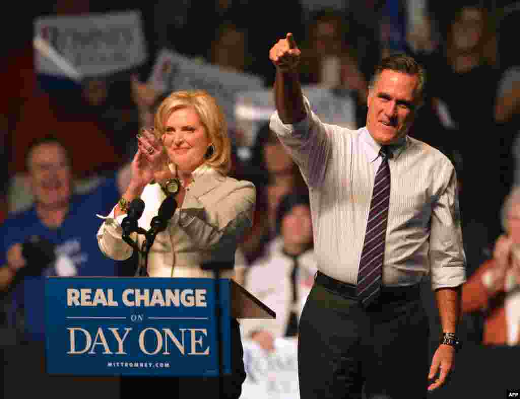 Capres Mitt Romney (kiri) dan isterinya Ann Romney melakukan kampanye pada jam-jam terakhir hari Senin malam (5/11) di Verizon Wireless Arena, kota Manchester, New Hampshire. 