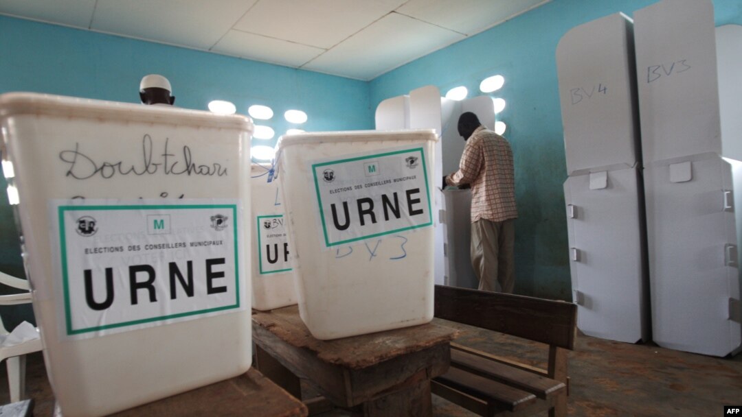 A voter fills out his ballot behind a privacy screen, at a polling station in the Cocody neighborhood of Abidjan, April 21, 2013.