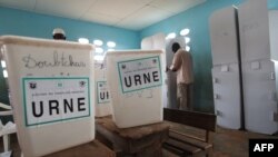 A voter fills out his ballot behind a privacy screen, at a polling station in the Cocody neighborhood of Abidjan, April 21, 2013.