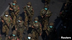 ဖဖော်ဝါရီ ၂၈၊ ၂၀၂၁ ခုနှစ်က ရန်ကုန်မြို့တွင်း ဆန္ဒပြပွဲတွေကို နှိမ်နှင်းဖို့ရောက်နေတဲ့ တပ်မ ၇၇ စစ်သားများကိုတွေ့ရစဉ်