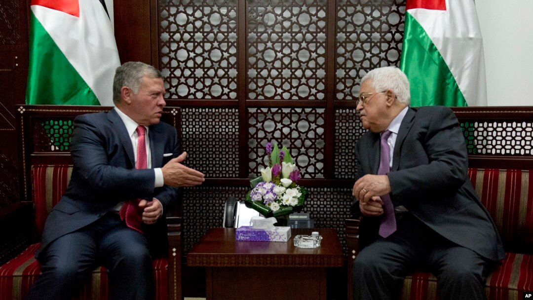 Raja Yordania Abdullah II (kiri) bertemu Presiden Palestina Mahmoud Abbas di Ramallah, Tepi Barat hari Senin (7/8). 