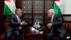 Raja Yordania Abdullah II (kiri) bertemu Presiden Palestina Mahmoud Abbas di Ramallah, Tepi Barat hari Senin (7/8). 