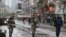 Belgijski vojnici i policajac patroliraju centrom Brisela. Mere bezbednosti podignute su na najviši nivo zbog opasnosti od novog terorističkog napada, posle onog u Parizu. 
