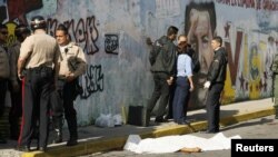 The body of a man lies on the street after he was shot dead when he tried to rob a policeman dressed in plain clothes in Caracas.