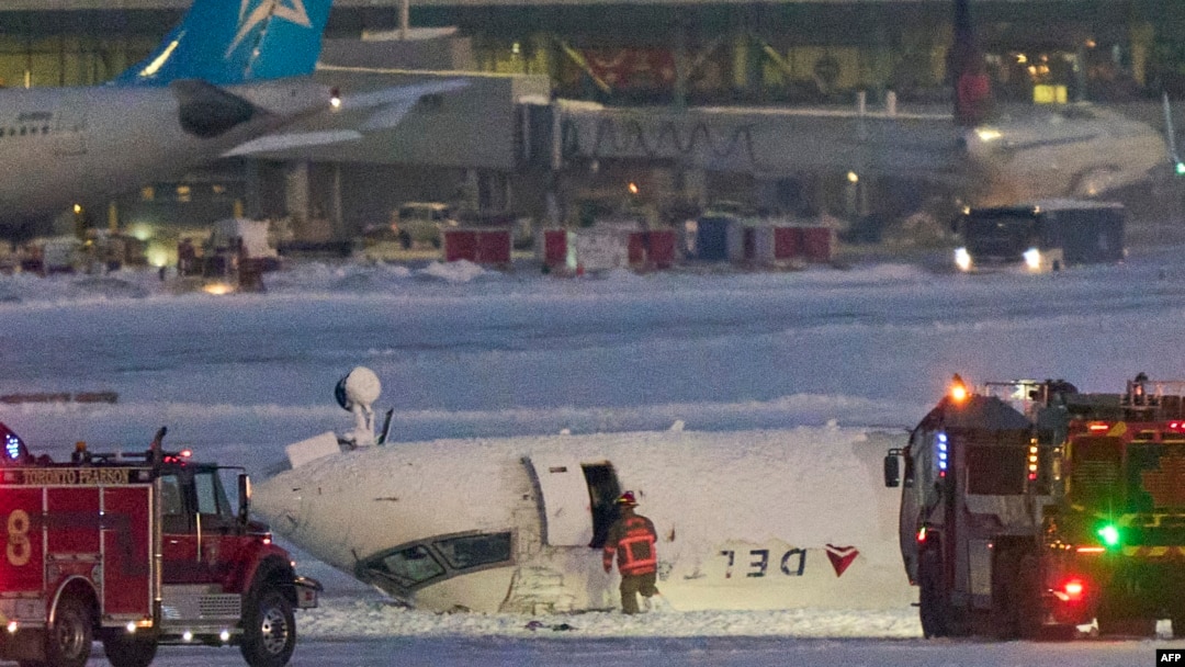 Avio Delta erlajnsa koji se prevrnuo u Torontu(Foto: AFP:Geoff Robins)