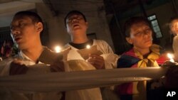 Warga Tibet di pengasingan di Dharmsala, India menyalakan lilin untuk mendoakan para korban tewas akibat bakar diri (foto: dok). 