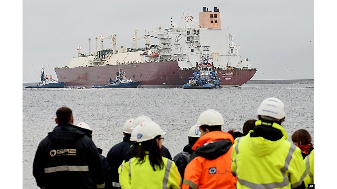 Sebuah kapal tanker gas alam cair raksasa membawa sekitar 200.000 meter kubik gas cair . (Foto: AP)