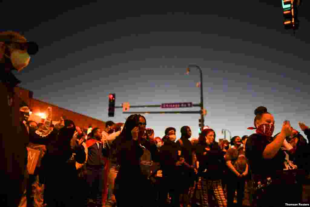 미국 미니애폴리스주 미네소타에서 흑인 남성 조지 플로이드를 체포 과정에서 목 눌러 숨지게한 혐의로 체포된 경찰관 데릭 쇼빈이 보석으로 풀려난데 대해 항의하는 시위가 열렸다. 