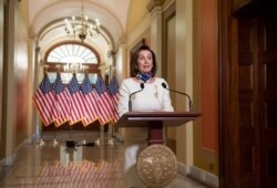 La presidenta de la Cámara de Representantes, Nancy Pelosi, de California, habla el martes 12 de mayo de 2020 en el Capitolio, Washington.