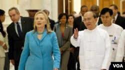 Presiden Burma Thein Sein dan Menteri Luar Negeri Amerika Hillary Clinton di kantor Kepresidenan Burma di Naypyidaw (1/12).