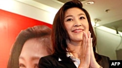 Bà Yingluck Shinawatra trong cuộc họp báo tại trụ sở đảng Pheu Thai ở Bangkok, 3/7/2011