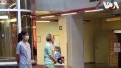 Բուժաշխատողները ծափահարություններով շնորհավորում են 100-ամյա կնոջ տարեդարձը, ով բուժվել է կորոնավիրուսից