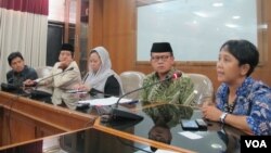 Tokoh lintas iman menuntut tanggung jawab pemerintah agar memenuhi rasa adil dan hak-hak ribuan warga eks Gafatar terutama perempuan dan anak di kantor PP Muhammadiyah, Jakarta, Kamis 16/6. (VOA/Fathiyah)