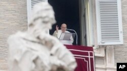 El papa Francisco habla a los fieles desde un balcón del Vaticano el 15 de enero de 2023.