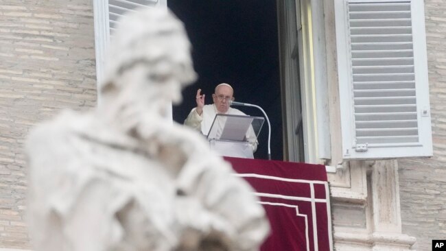 El papa Francisco habla a los fieles desde un balcón del Vaticano el 15 de enero de 2023.