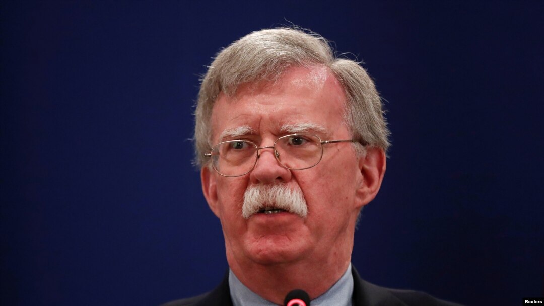 El asesor de seguridad nacional de Estados Unidos, John Bolton, habla durante una sesión informativa después de sus reuniones con funcionarios de Georgia en Tbilisi, Georgia, el 26 de octubre de 2018.