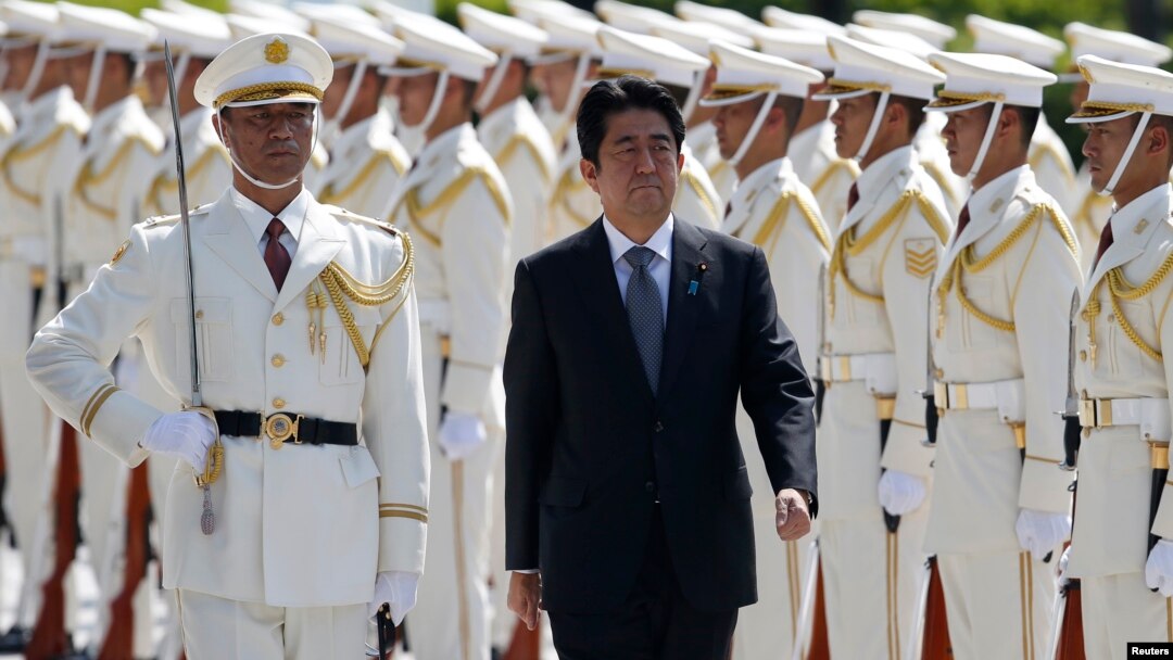 PM Jepang Shinzo Abe hari Kamis (12/9) menginspeksi pasukan kehormatan dan pasukan Bela Diri Jepang.
