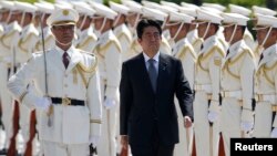 PM Jepang Shinzo Abe hari Kamis (12/9) menginspeksi pasukan kehormatan dan pasukan Bela Diri Jepang.