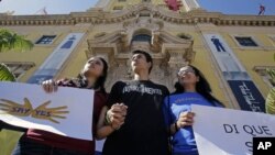 Activistas pro inmigrantes se manifiestan en Miami. El presidente Obama inicia las discusiones por la reforma migratoria con líderes hispanos, sindicales y empresariales.