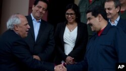 El expresidente colombiano Ernesto Samper (izq), hizo el anuncio en conferencia de prensa con el mandatario venezolano Nicolás Maduro.