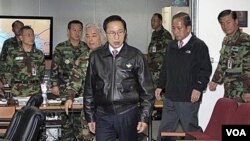 El presidente de Corea del Sur, Lee Myung-bak, y el ministro de Defensa, Kim Tae-young, se reunieron con altos mandos militares.