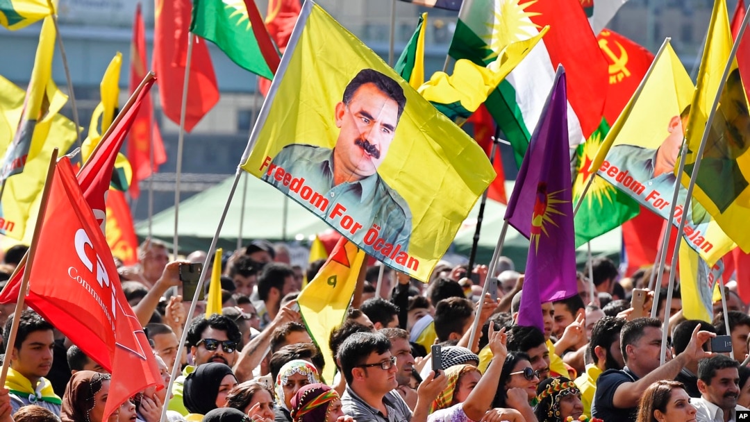 Alîgirên PKKê wêneyê Ocalan bilind dikin