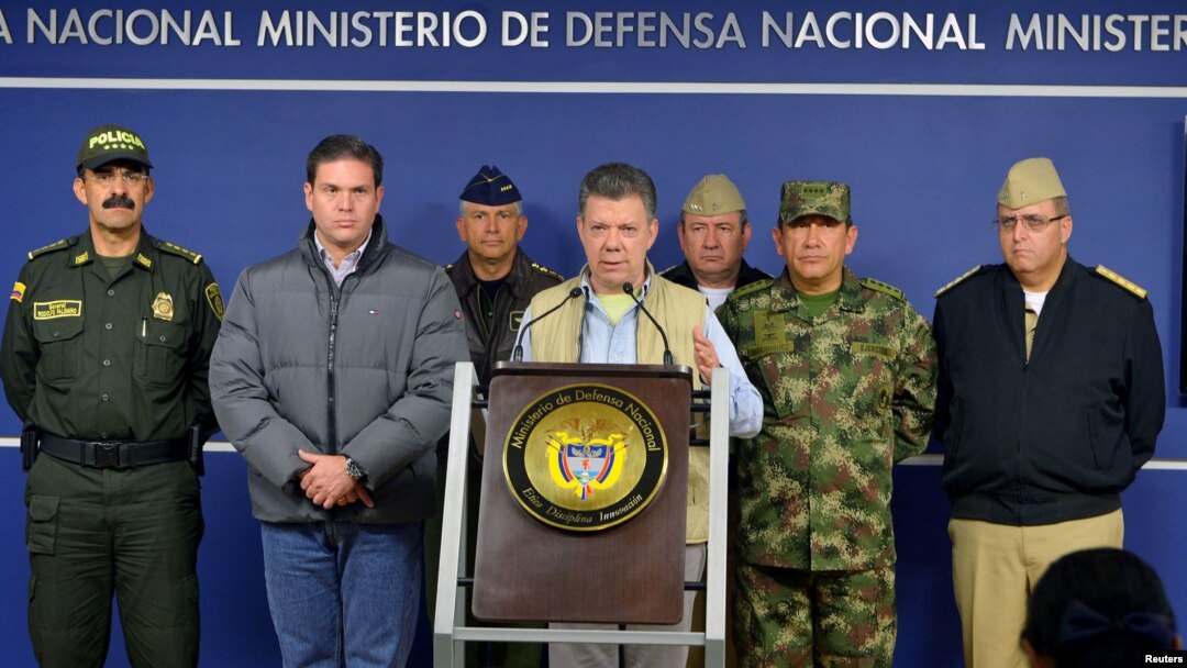 Presiden Kolombia Juan Manuel Santos (tengah) memberikan keterangan pers di Bogota, Minggu (16/11). Kolombia menagguhkan pembicaraan damai dengan kelompok pemberontak FARC.