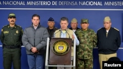 Presiden Kolombia Juan Manuel Santos (tengah) memberikan keterangan pers di Bogota, Minggu (16/11). Kolombia menagguhkan pembicaraan damai dengan kelompok pemberontak FARC.